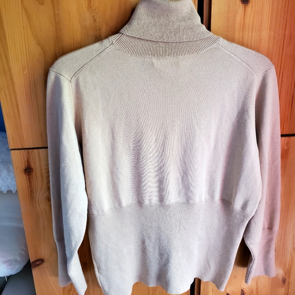 Banana Republic Women's Tan Silk Blend Cropped Turtleneck Sweater Size L - Picture 5 of 6